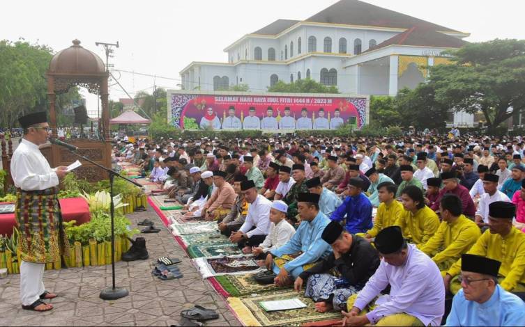 Wabup Bagus Salat Id Bersama Masyarakat di Lapangan Tugu Bengkalis