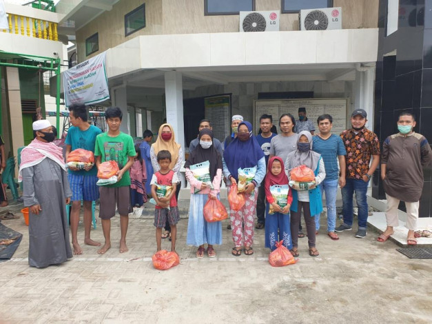 Pedagang Bundaran Keris Pekanbaru Serahkan Bantuan Sembako untuk 25 Anak Yatim