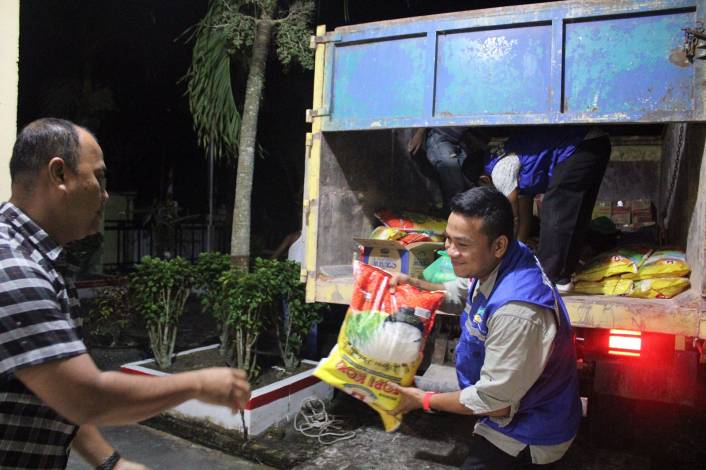 Dinsos Siak Salurkan Bantuan Sembako ke Warga Terdampak Banjir di Bungaraya