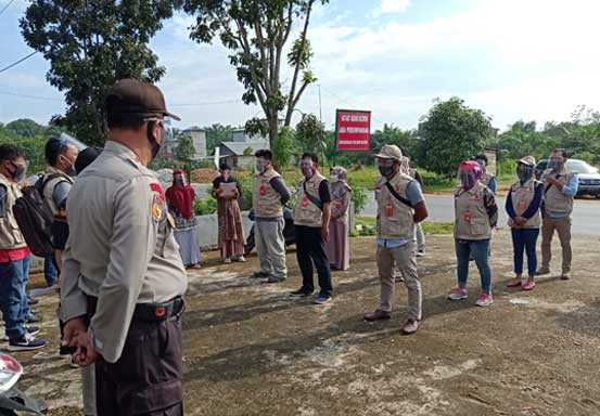 Polsek Pangkalan Lesung Dampingi Panwaslu Lakukan Penertiban APS Paslon Pilkada Pelalawan