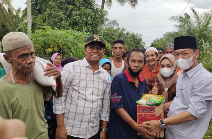 Kunjungi Keluarga Korban Diterkam Buaya, Bupati Rohil Berikan Bantuan