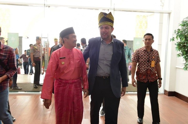 Tiba di Pekanbaru, Wakil Menlu Malaysia Disambut dengan Kompang dan Dipasangkan Tanjak