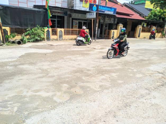 Warga Delima Pekanbaru Gotong Royong Tutup Lubang Menganga di Jalan Lobak
