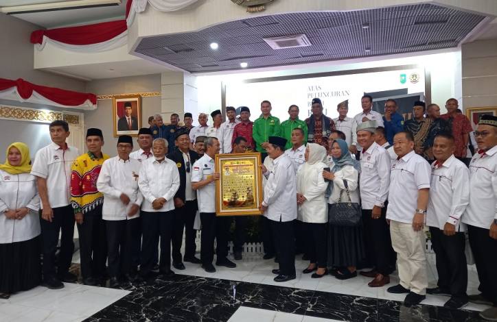 Dapat Penghargaan dari FPK Riau, Gubernur Syamsuar Pesan Jaga Situasi Kondusif Jelang Pemilu 2024