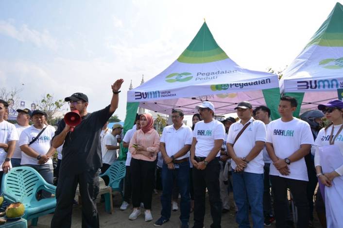 Erick Thohir Kerahkan Generasi Millenial BUMN Bersih-bersih Pantai Padang, Terkumpul 609 Kg Sampah