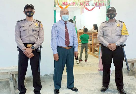 Ciptakan Suasana yang Aman dan Kondusif, Polsubsektor Pelalawan Lakukan Pengamanan di Gereja