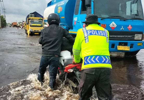 Aksi Heroik Polisi Ukui Bantu Dorong Kendaraan Warga Terjebak Banjir