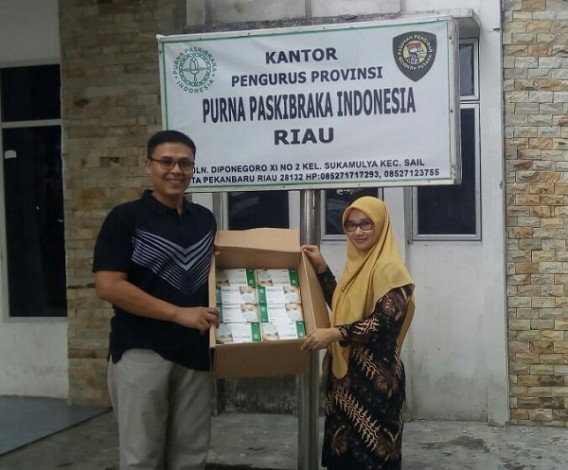 Toni Werdiansyah Serahkan 500 Masker untuk RSUD Arifin Achmad