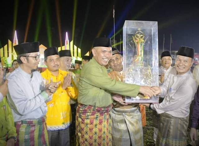 Pj. Bupati Kampar Didampingi Wakil Ketua DPRD Kampar Tutup MTQ, Kecamatan Tambang Juara Umum