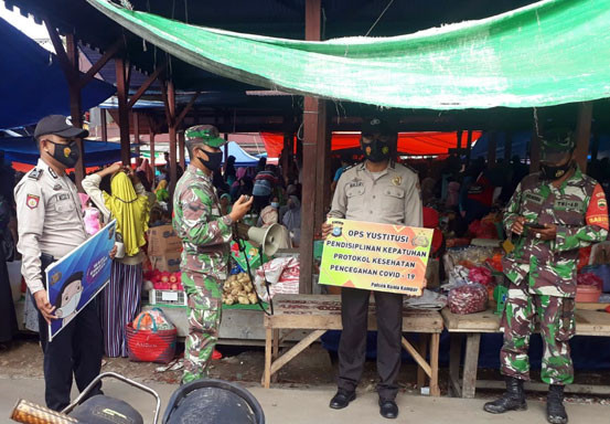 Personel Polsek Kuala Kampar Gelar Razia Masker di Pasar Teluk Dalam