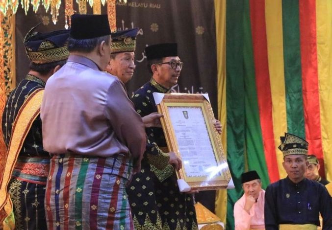 Kepala BKPSDM Pekanbaru Ucapkan Selamat Atas Penabalan Gelar Adat Kepada Kajati Riau