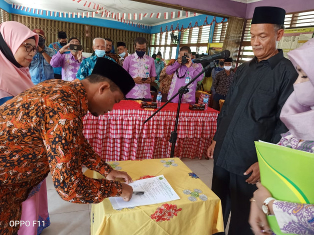 Suhardi Jadi Kepala SMA YLPI Pekanbaru, Ini Pesan Ketum YLPI Riau