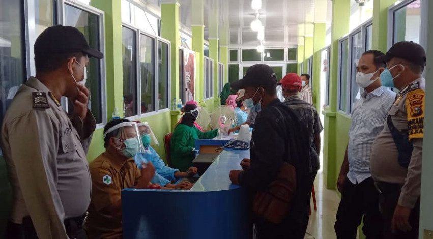 Polsek Kuala Kampar Kawal Vaksinasi Dosis II di Puskesmas