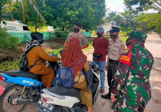 Polisi dan TNI Pantau Penerapan Prokes Masyarakat di Kelurahan Teluk Meranti Pelalawan