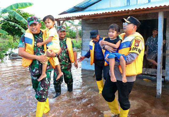 Kapolres Siak Turun Langsung Evakuasi Warga Terdampak Banjir Sembari Cooling System Pemilu Damai 2024