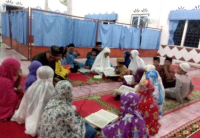 Serka Arafat, Babinsa Mandah Mengajar Ngaji di Desa Bakau Aceh
