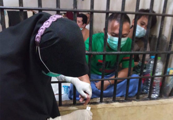 Polsek Pangkalan Lesung Kawal Rapid Test Terhadap Tahanan