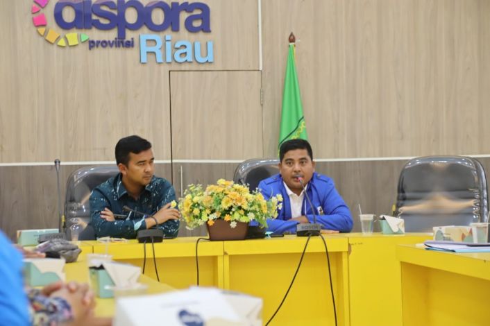 Nasaruddin Serahkan Blueprint KNPI Riau ke Kadispora Boby Rahmat