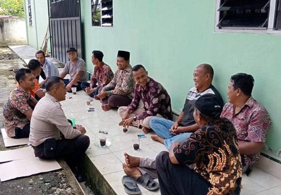 Bhabinkamtibmas Laboy Jaya Polsek Bangkinang Kota Himbau Petani Sukseskan Pemilu 2024