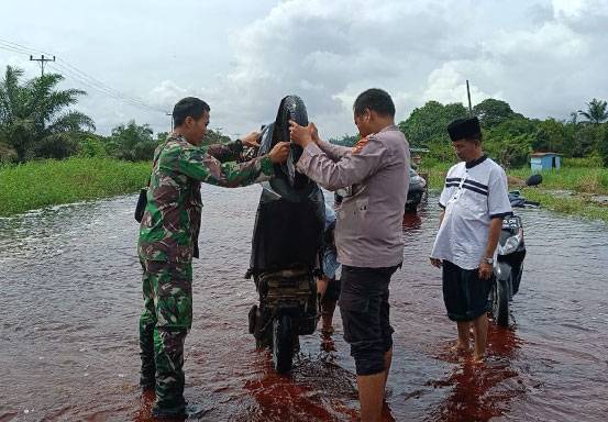 TNI-Polri Bersinergi Bantu Warga Terdampak Banjir di Pelalawan