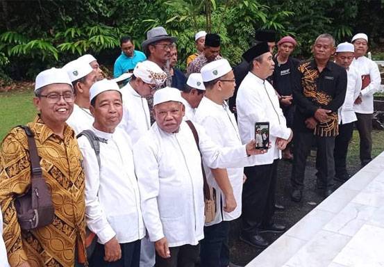 Gubri dan Keluarga Rokan Hulu Ziarah ke Makam Pahlawan Nasional Tuanku Tambusai di Seremban, Malaysia
