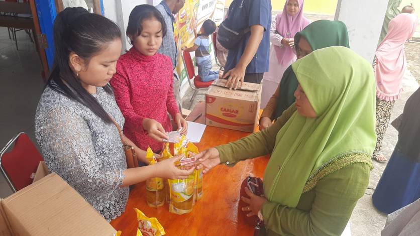 Sambut Ramadan, Asian Agri Lakukan Bazar Minyak Goreng Untuk Masyarakat Desa