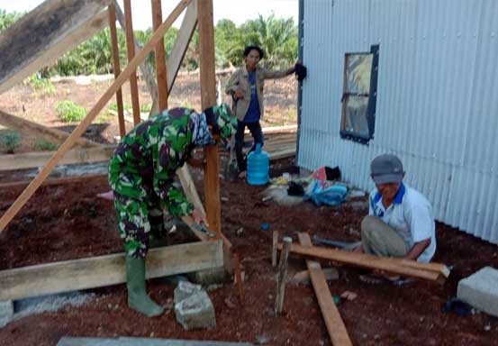 TNI Selalu Bersama Rakyat, Babinsa Koramil 15/ Kuala Kampar Gotong Royong Bangun Rumah Warga