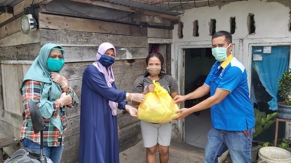 Gandeng Karang Taruna, DWP Riau Salurkan Bantuan Sembako untuk Keluarga PDP dan Warga Kurang Mampu