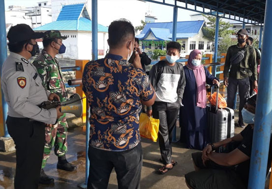 Bersama TNI dan Syahbandar, Polsek Kuala Kampar Pantau Prokes di Pelabuhan