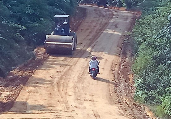 Satgas TMMD Ke-105 Kodim 0313/KPR Rampungkan Pengerasan Jalan Sepanjang 8,5 KM di Desa Balung