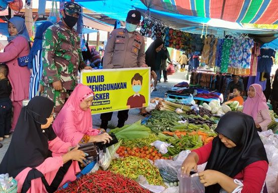 Polsek Bunut Imbau Warga di Pasar Kelurahan Bunut Terapkan Prokes