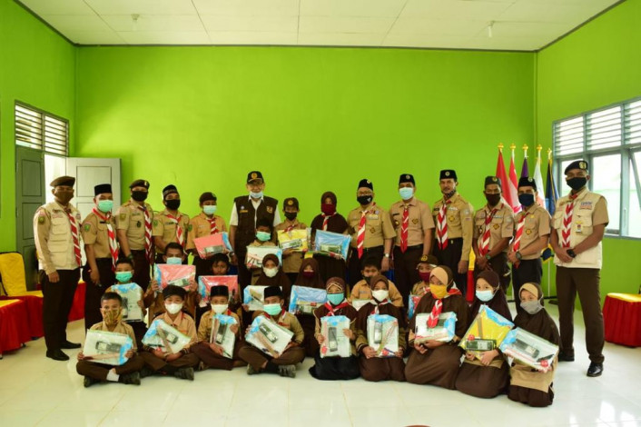 Kwarda Riau Bagikan Perlengkapan Belajar untuk Anggota Pramuka Kwarcab Pelalawan
