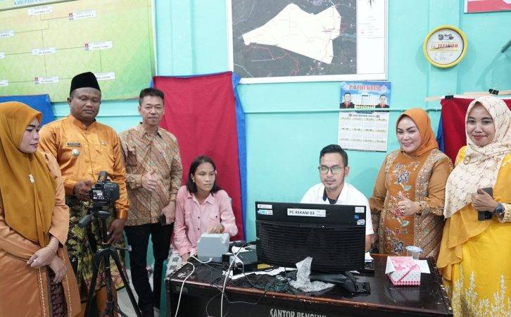 Jemput Bola, Bupati Rohil Pantau Perekaman e-KTP di Tanjung Medan