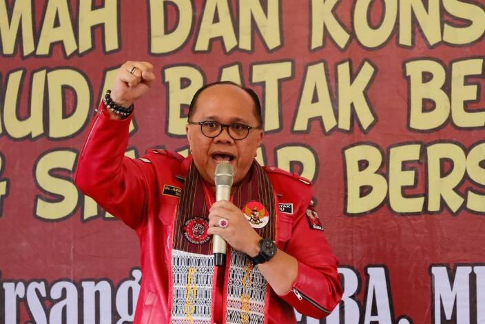 Angka Putus Sekolah di Sumut Tertinggi Nasional, Junimart Girsang Salurkan Ribuan Beasiswa untuk Pemuda Batak Bersatu