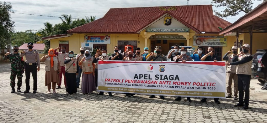 Awasi Politik Uang, Polsek Kerumutan dan Panwaslu Kecamatan Kerumutan Gelar Apel Bersama