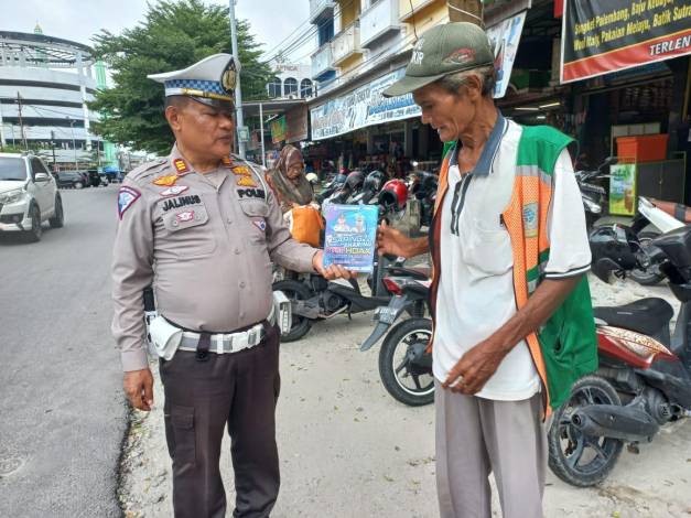 Turun ke Pasar Tradisional, Ditlantas Polda Riau Sambangi Pedagang Beri Edukasi Pemilu Damai 2024