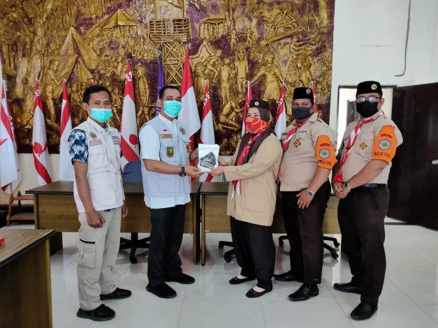 Kwarcab Rokan Hulu Serahkan Hasil Penggalangan Dana untuk Korban Bencana Alam ke Kwarda Riau