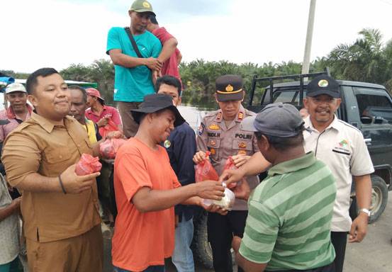 Aksi Kemanusiaan, Polisi dan Warga Ukui Bagikan 400 Nasi Bungkus Gratis Kepada Pengendara Terjebak Macet di Jalintim