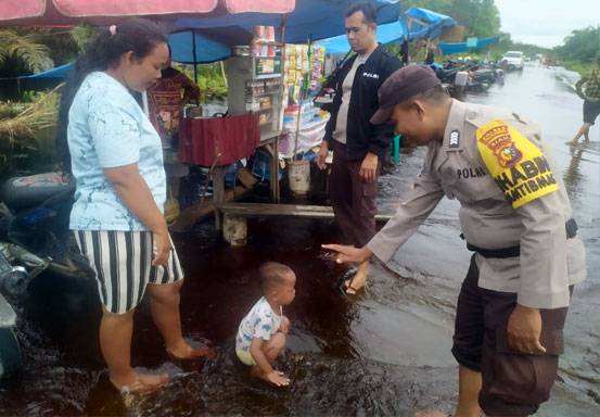 Polisi Bantu Warga dan Monitoring Perkembangan Banjir di Kecamatan Langgam