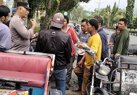 Cooling System Jelang Pemilu, Polsek Bangkinang Kota Himbau Para Tukang Becak Gunakan Hak Pilih pada Pemilu 2024