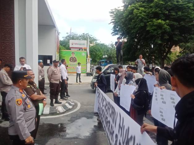 Demo di Kejati Riau, Mahasiswa Kuansing Minta Usut Tuntas Dugaan Kasus Mega Proyek Tiga Pilar