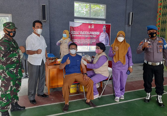 Vaksinasi di Desa Bukit Jaya, Polsek Ukui Lakukan Pengawasan