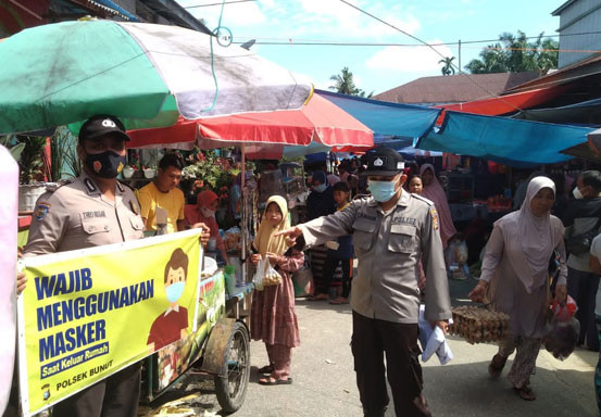 Polsek Bunut Patroli di Pasar Jaga Keamanan Masyarakat Sembari Imbau Terapkan Prokes