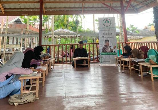 Santri Dukung Ganjar Serahkan Bantuan Puluhan Meja Mengaji ke Rumah Tahfiz Reteh