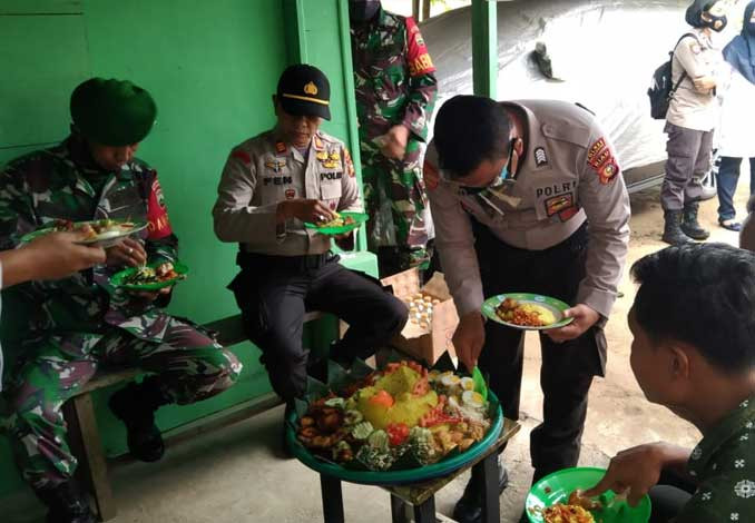 HUT ke-75 TNI, Polsek Ukui Beri Surprise ke Pos Ramil/04 Pangkalan Kuras