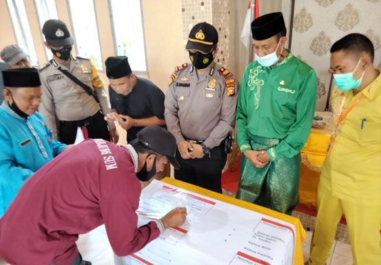 Kapolsek Kuala Kampar Ikuti Rapat Persiapan dan Deklarasi Damai Calon Kepala Desa