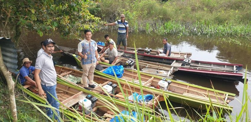 Bangkitkan Ekonomi, PT Musim Mas Salurkan Bantuan Perahu untuk Nelayan di Desa Talau