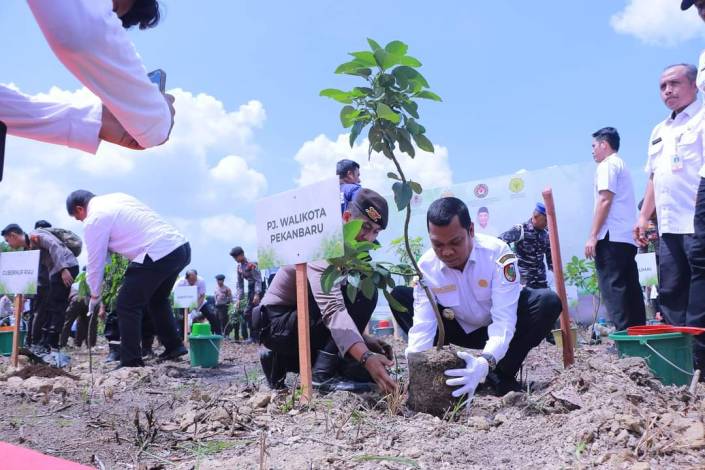 Pj Walikota Pekanbaru Ikut Tanam Pohon Serentak di Pematang Kapau