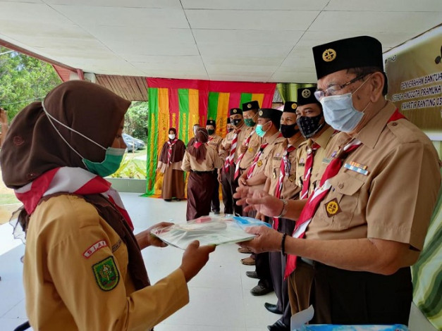 Bagikan Perlengkapan Belajar, Kwarda Riau Kunjungi Gudep Berprestasi di Minas