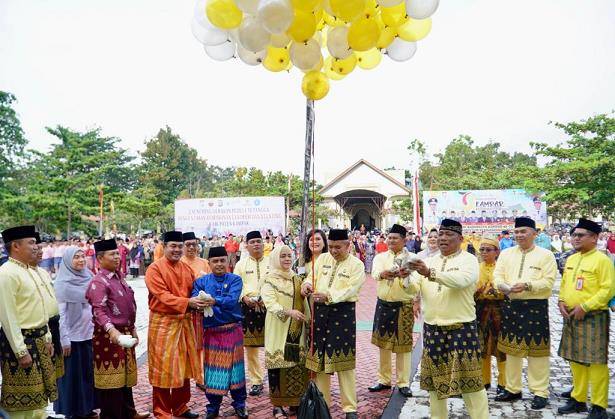 Pj Bupati Launching Gerakan Pengentasan Kemiskinan Ekstrem dan Stunting saat Upacara Hari Jadi Kampar ke-73